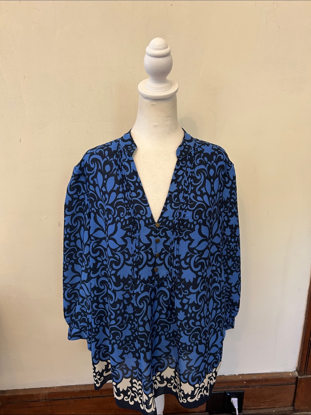 Banana Republic Blue Black Patterned Split neck long sleeve blouse Size XL EUC